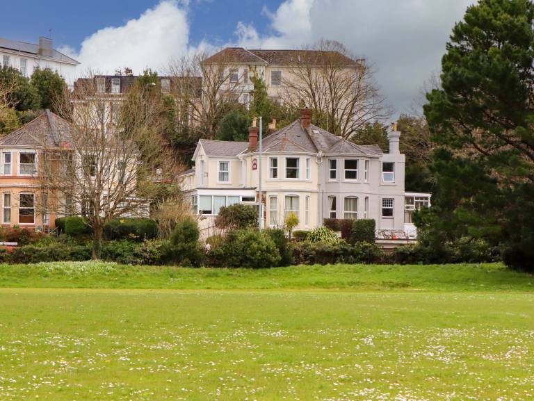 Family-friendly charming cottage with terrace & yard | Beach view | Pet-friendly in Paignton