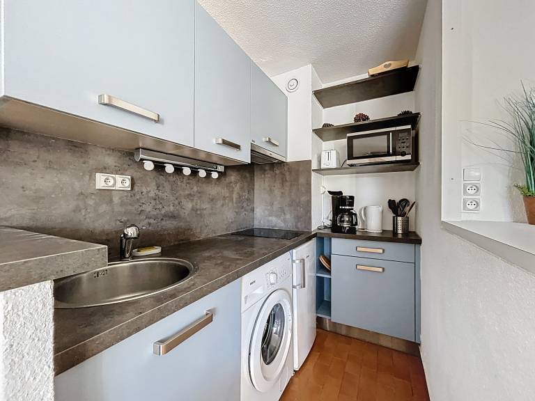 Cozy studio with air conditioning and parking near the beach — photo 4
