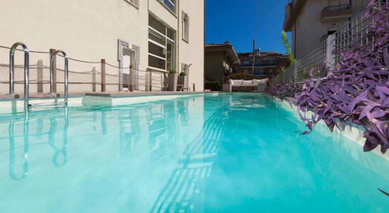 Serviced apartment with terrace & pool — photo 5