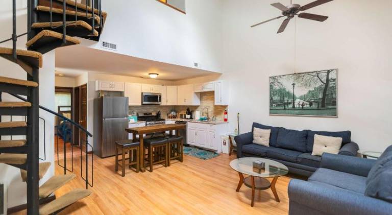 Cozy Loft Near Lake Trails and Mountain Views — photo 2