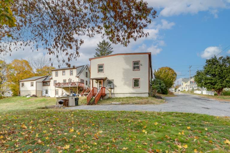 5 Mi to to Downtown Worcester: Quiet Townhome — photo 3