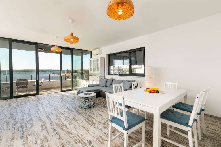Family-friendly apartment with pool | Water view | Perfect for remote work | Pets are welcome — photo 4
