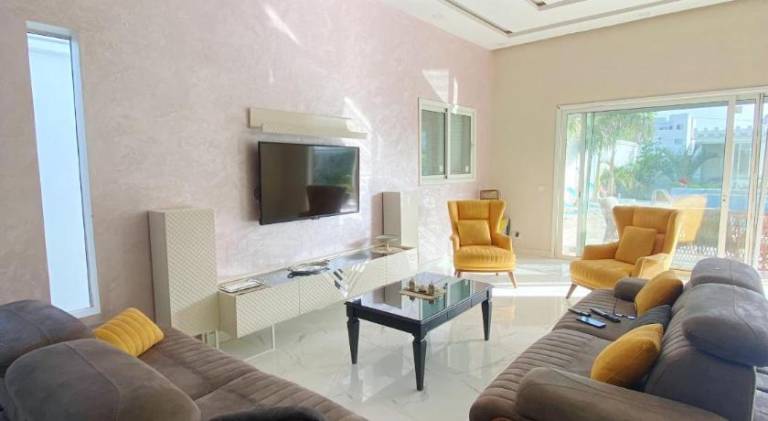 Villa with pool & jacuzzi — photo 2