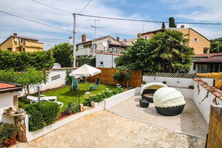 House with yard, patio & barbeque | Beach view — photo 4