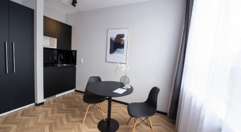 Serviced apartment with patio — photo 3