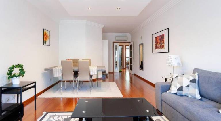 Fully equipped spacious apartment with BBQ & hot tub | Perfect for remote work | Pet-friendly in Lisbon