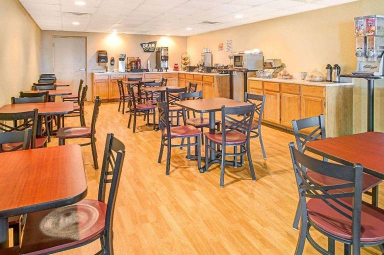 Travelodge by Wyndham Lincoln Northeast — photo 4