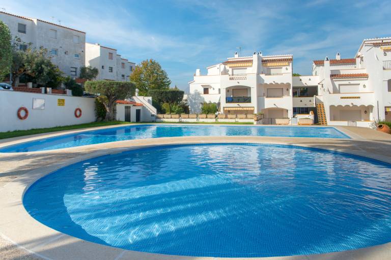 Apartment with patio & pool | Pets are welcome — photo 2
