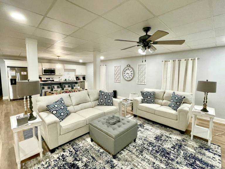 Family-friendly rental apartment with BBQ & yard | Perfect for remote work | Pet-friendly — photo 2