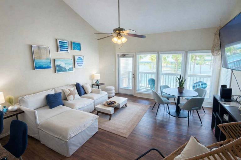 Fresh & Bright 1BR Condo - Pool View & Steps to Beach — photo 4