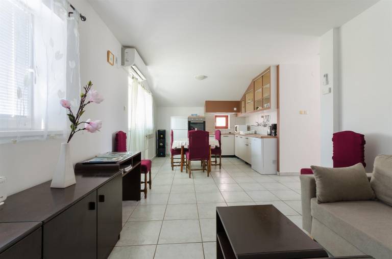 Fully equipped lovely holiday apartment with garden, patio & barbecue | Garden view | Beach nearby | Pets allowed — photo 5