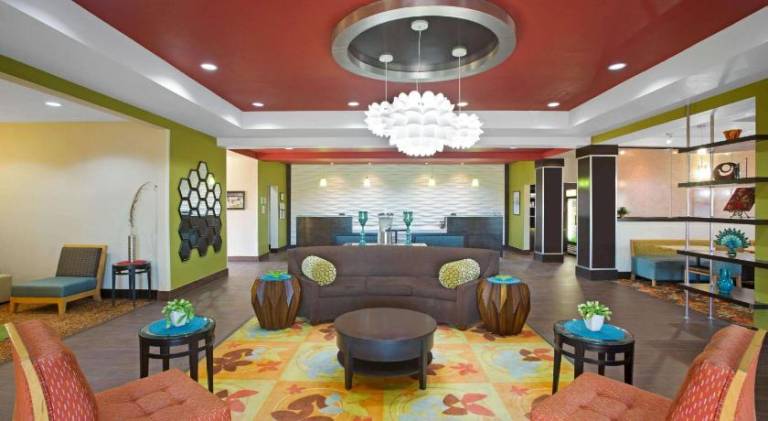 La Quinta Inn & Suites by Wyndham Pearsall — photo 2