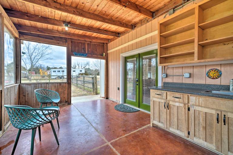 Bohemian Home w/ Screened Porch, 3 Mi to Lake! — photo 2