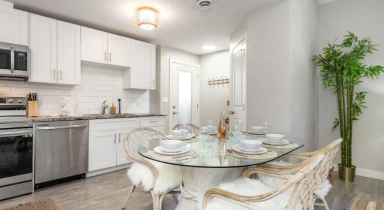 BoHo House-Sleeps 17-Garage-3 Kitchens-Fireplace — photo 4
