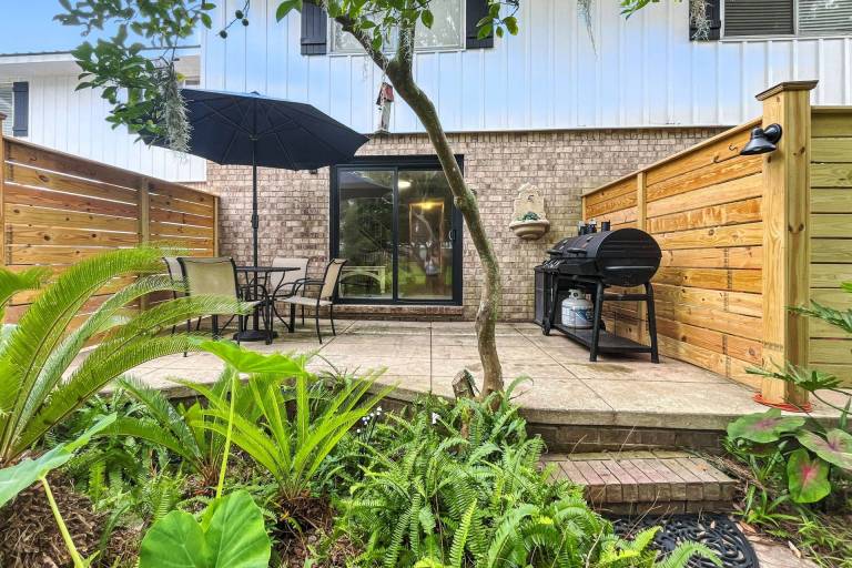 Vacation home with pool & barbecue | City view — photo 4