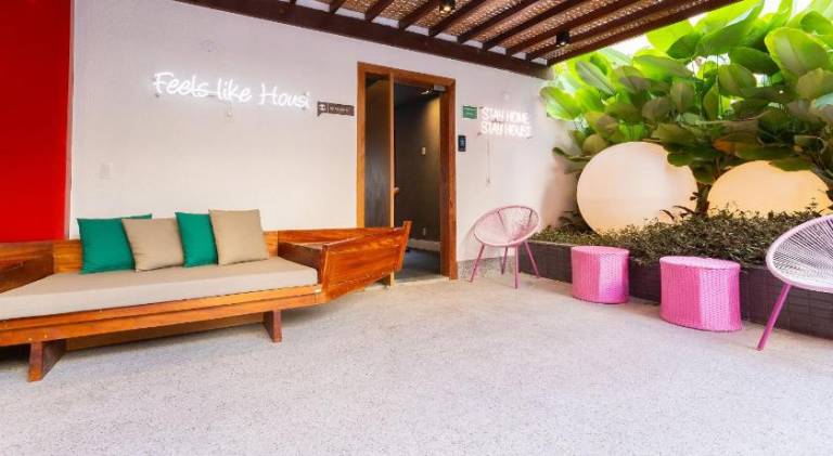 Apartment with pool, yard & terrace — photo 5