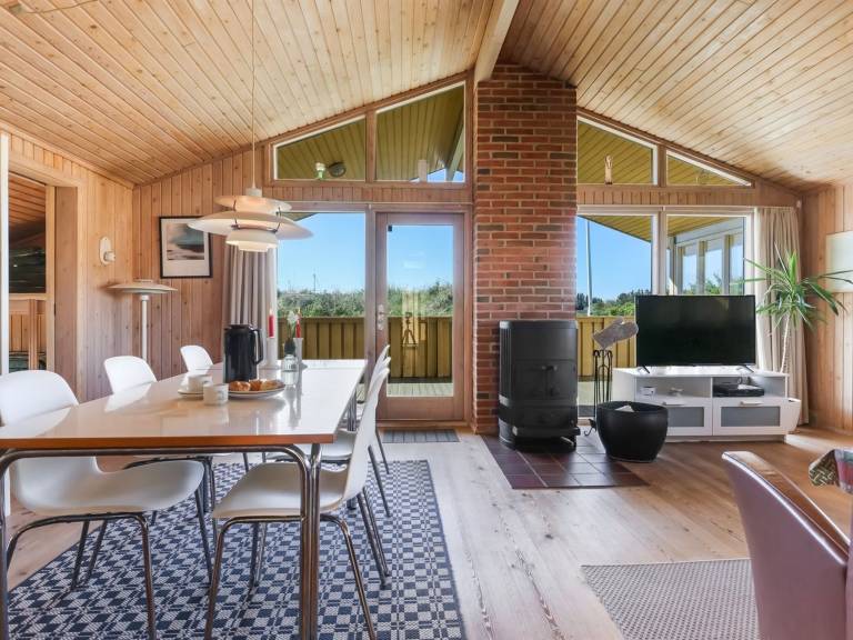 Family-friendly vacation home with terrace | Beach nearby | Pet-friendly — photo 3