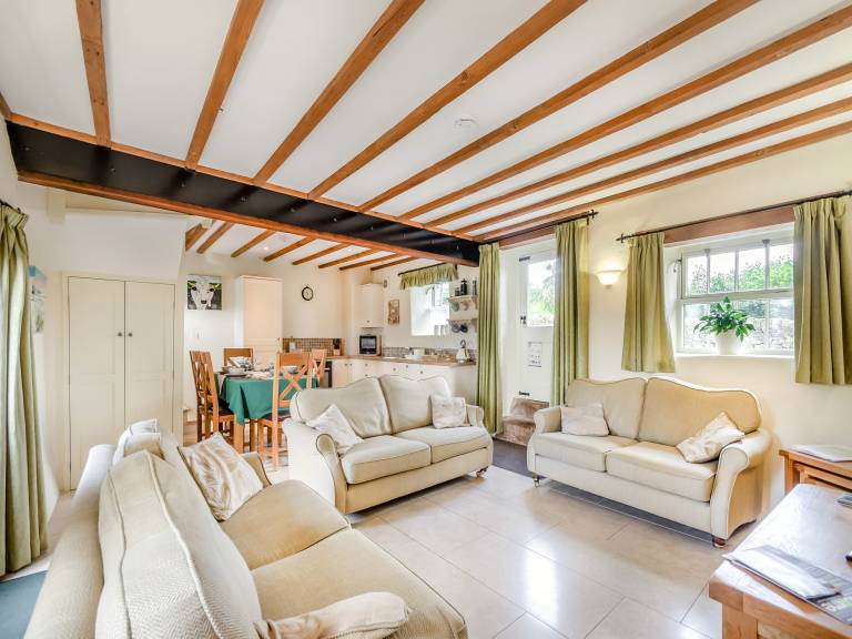Family-friendly cottage with hot tub, BBQ & yard | Pets allowed — photo 3