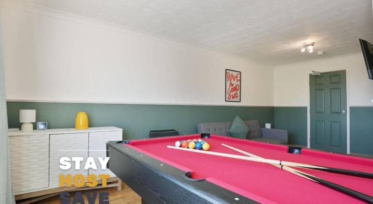 Stupton House, Large 3 Bed House that Sleeps 8 with Full Size Pool Table & FREE Parking - Hosted by in Sheffield