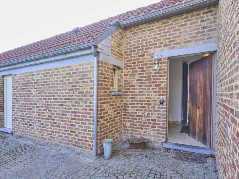 House with terrace — photo 2