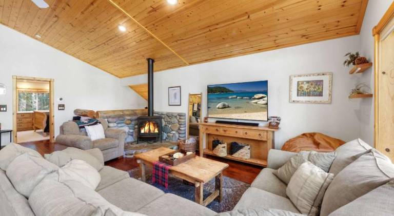 Vacation home with jacuzzi | Dogs allowed in South Lake Tahoe, CA