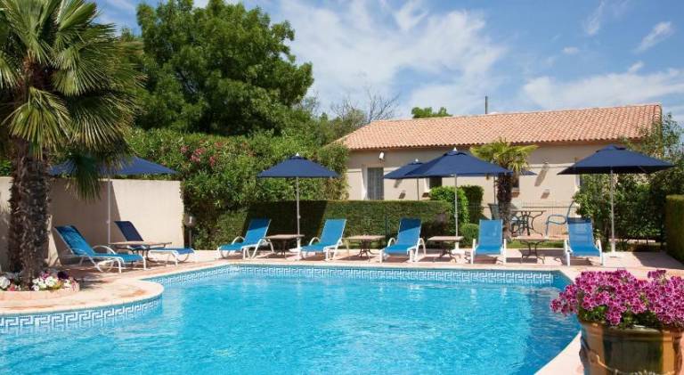 Serviced apartment with pool, yard & barbecue — photo 2