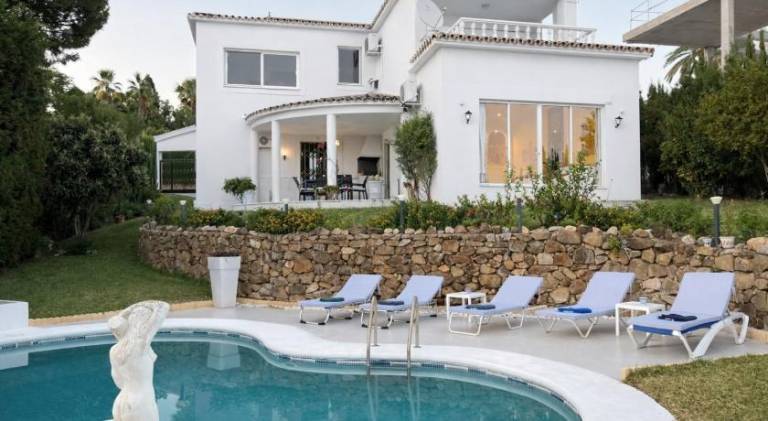 Luxurious Villa 6 Min from Beach with Sea Views in Marbella