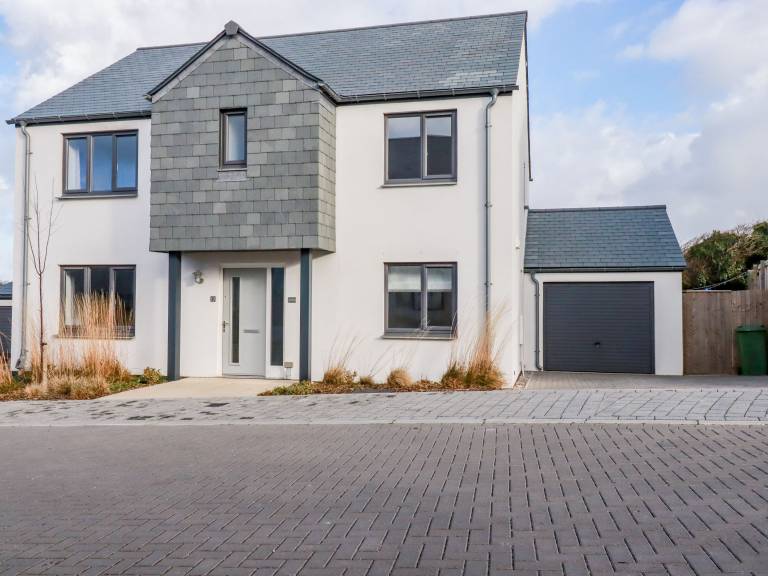 Cottage with hot tub & yard | Beach view in Newquay
