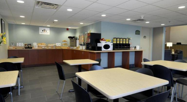 Super 8 By Wyndham Peterborough — photo 5