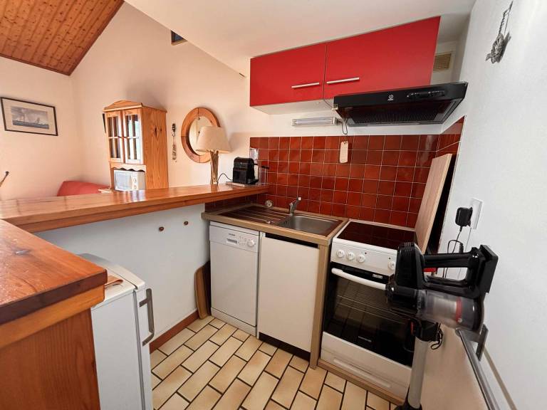 Cottage with Terrace and Sea View, Pets Allowed — photo 4