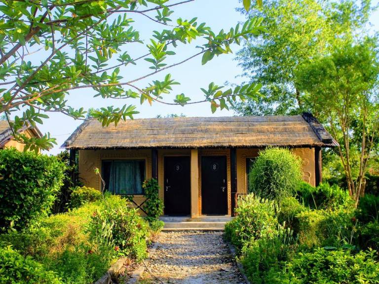 Bungalow with yard & barbeque | Pets allowed — photo 3