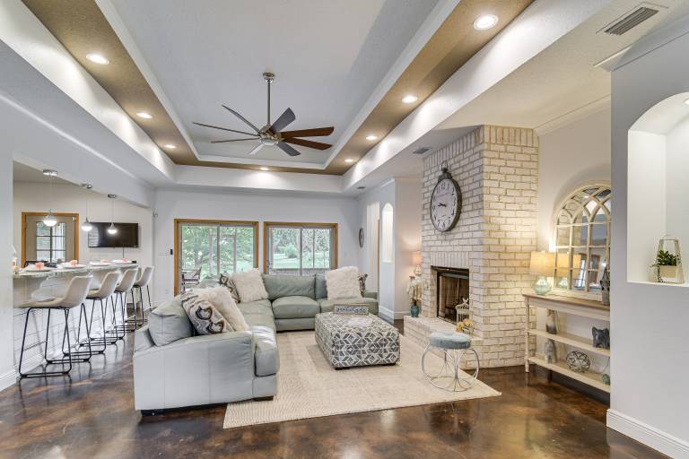 Elegant Home w/ Outdoor Kitchen in Robertsdale — photo 3