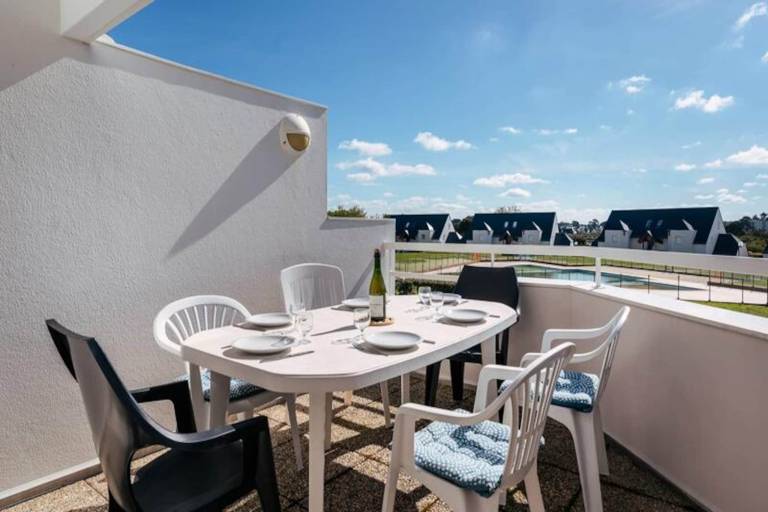 Holiday apartment with pool & yard in Carnac