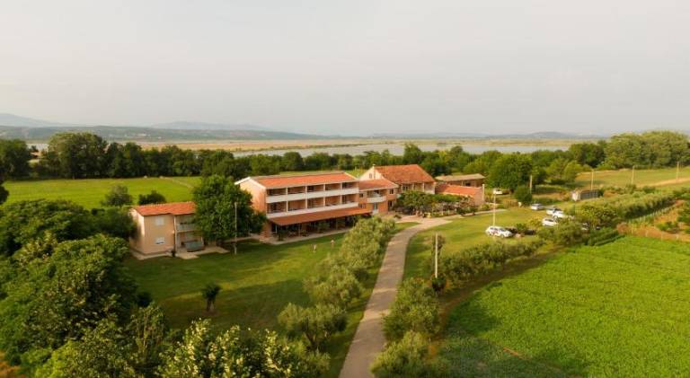 Apartment with terrace, grill & yard in Ulcinj