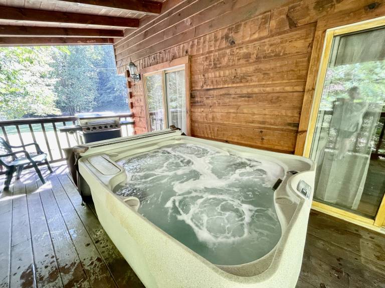 Whisper Creek: Pet Friendly, Free Attraction Tickets, Hot Tub, Wood Fireplace & Creek View — photo 5