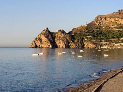 Serviced apartment with garden, terrace & BBQ | Beach nearby | Pets allowed in Messina