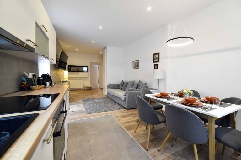 City center luxury spa apartment with parking — photo 2