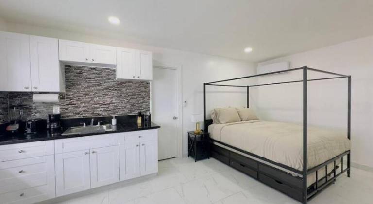 Lovely holiday apartment | Beach nearby | Dogs allowed in Miami Beach, FL