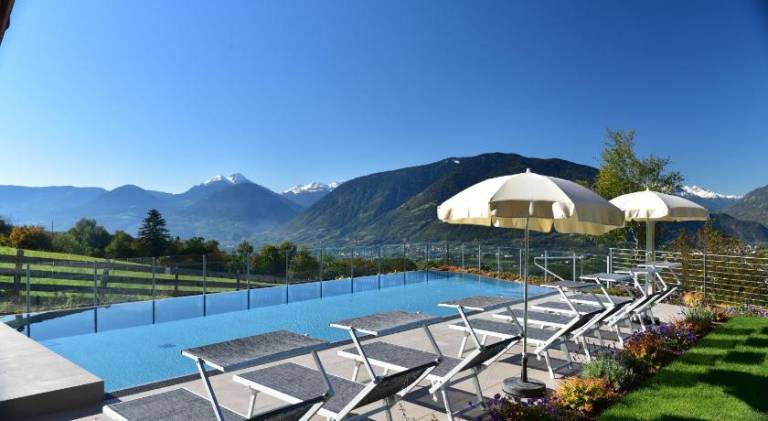 Wonderful serviced apartment with yard, pool & sauna | Pets allowed in Schenna