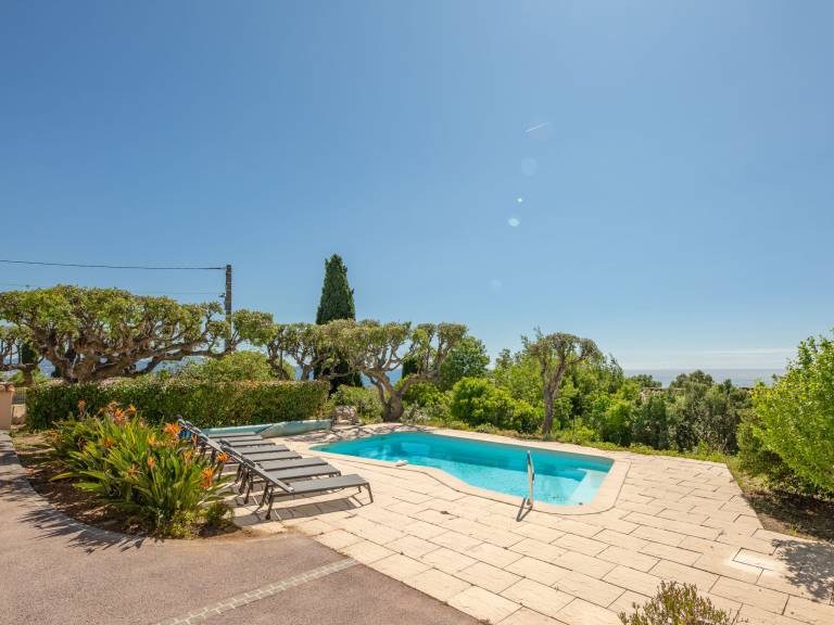 Apartment with garden, terrace & pool | Sea view in Fréjus
