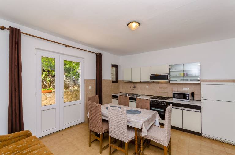 Rental apartment with yard, grill & terrace | Garden view — photo 3