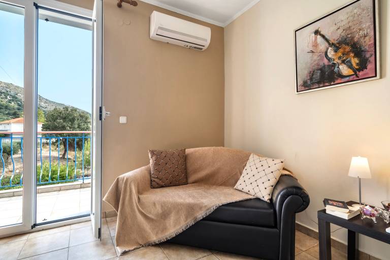 Pet-Friendly Apartment "Spyros apartment" with Mountain View — photo 4