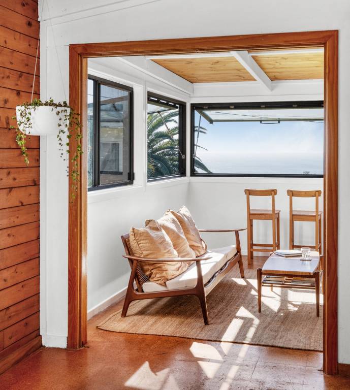 Apartment Brooms Head