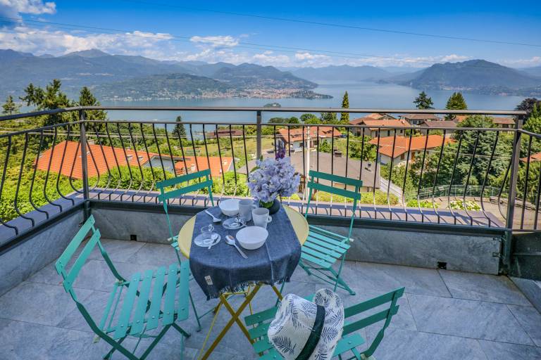 Fully equipped wonderful holiday apartment with jacuzzi & garden | Pool view | Pets are welcome in Baveno