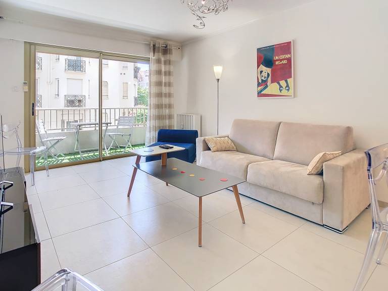 Apartment with yard in Cannes