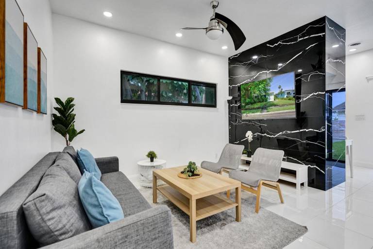 Palm Breeze Getaway Close to Beach & Downtown