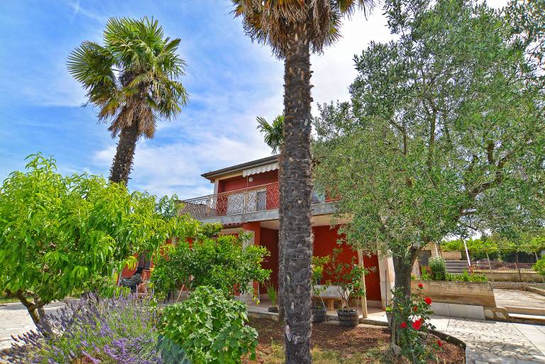 Apartment with barbeque & patio in Pula