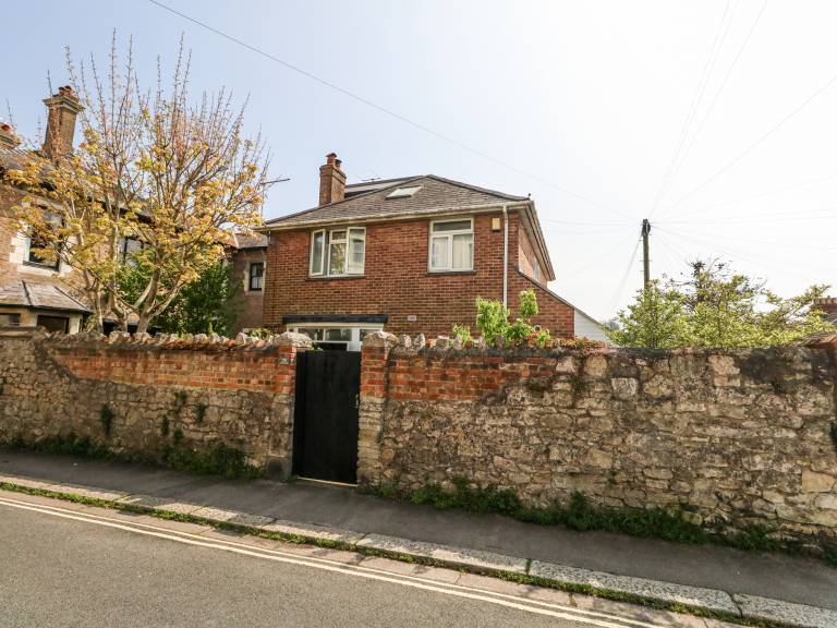 Child-friendly beautiful cottage with garden | Beach view | Pet-friendly in Weymouth