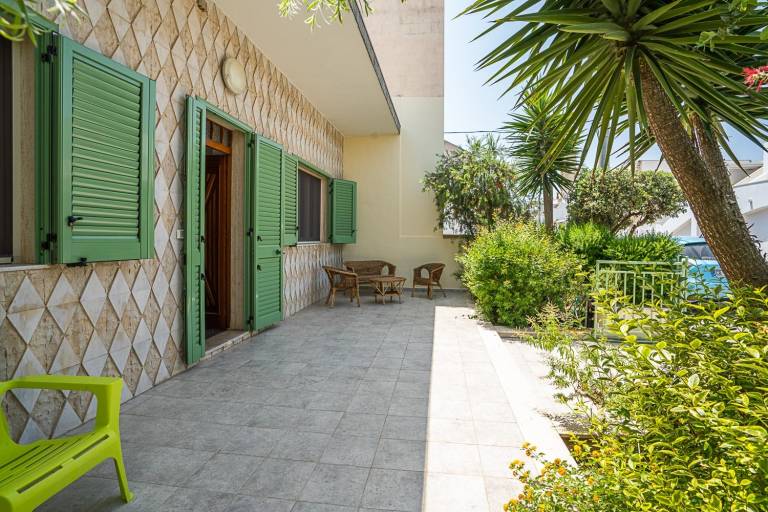 House with patio — photo 3