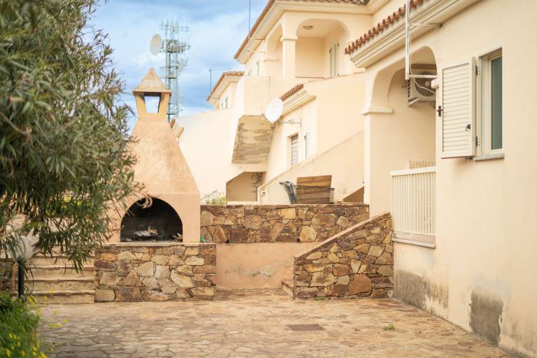 Apartment with patio, garden & BBQ | Garden view — photo 5